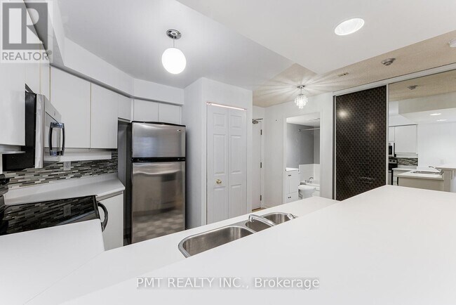 Photo du bâtiment - 801 King St W