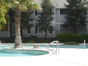 Building Photo - 1630 Willowbrook Dr