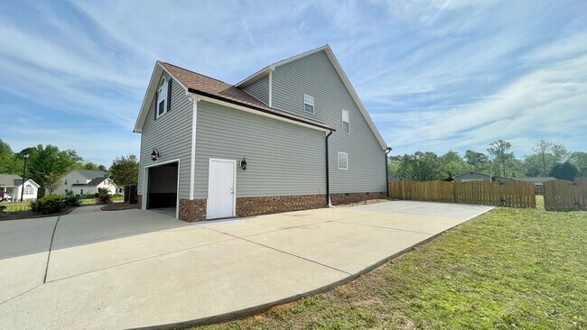 Building Photo - Beautiful 3 Bedroom 2.5 Bathroom Home with...