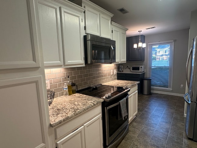 Building Photo - 9129 Kings Canyon Dr