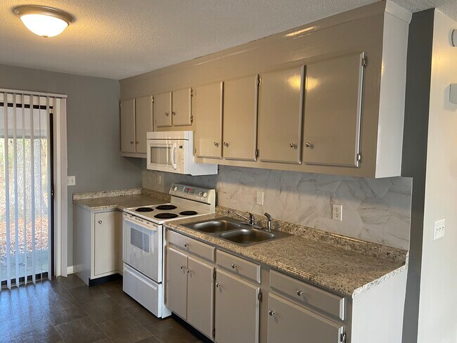 Building Photo - 33 Phillips Dr