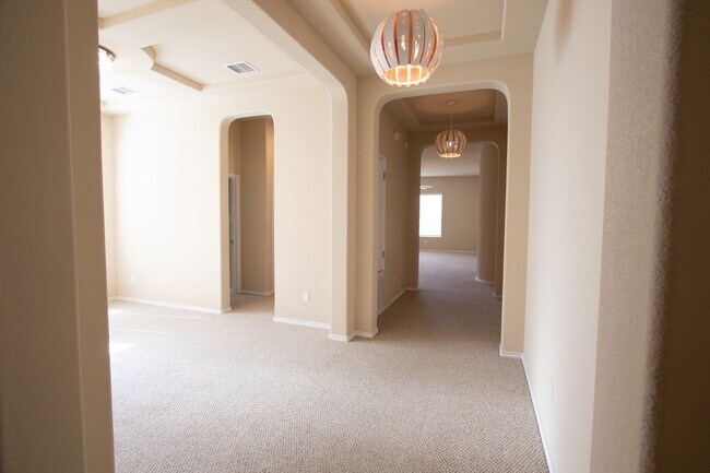 Foto del edificio - TWO WEEKS FREE RENT!!!  Welcome to this charming 3-bedroom, 2-bathroom home located in the vibran...