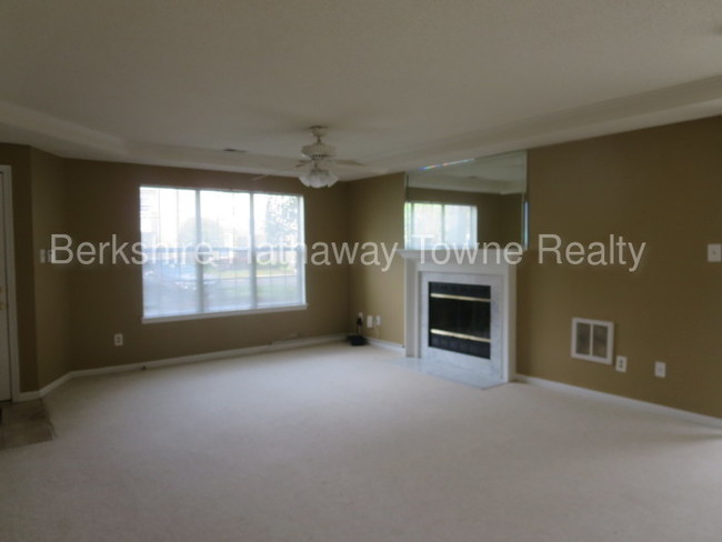 Building Photo - Spacious Condo in Riverwalk!