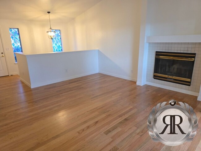 Building Photo - 2 Bedroom, 1 1/2 Bath, Updated!