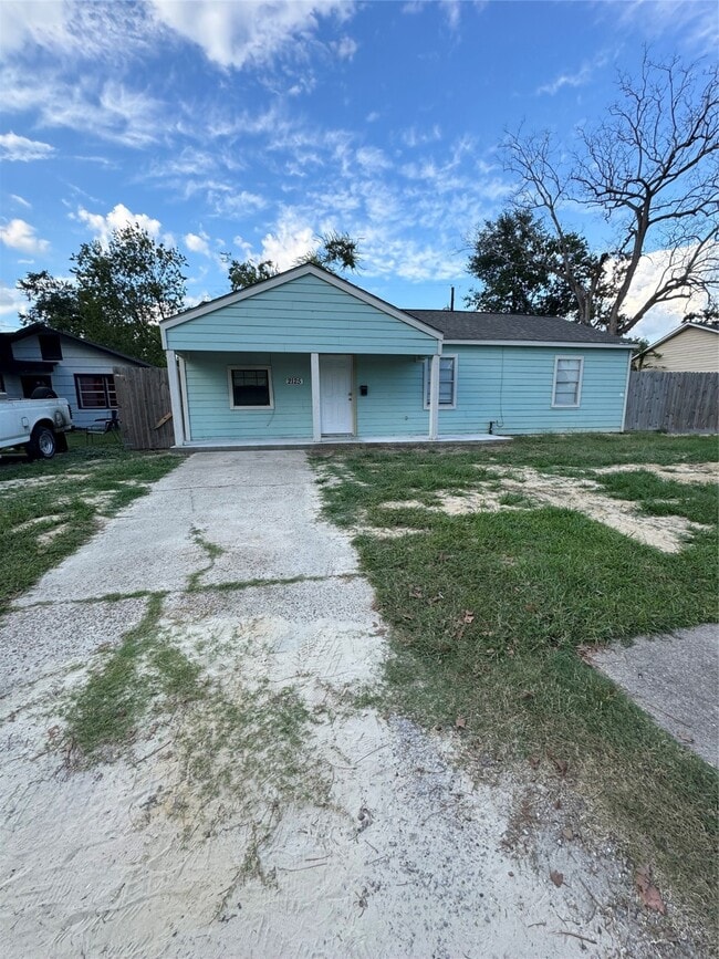 Building Photo - 2125 Kingsdale Dr