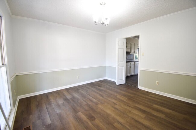 Building Photo - 3 Bedroom 2 Bathroom - Pets Allowed