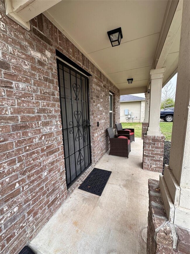 Building Photo - 207 Liard River Rd