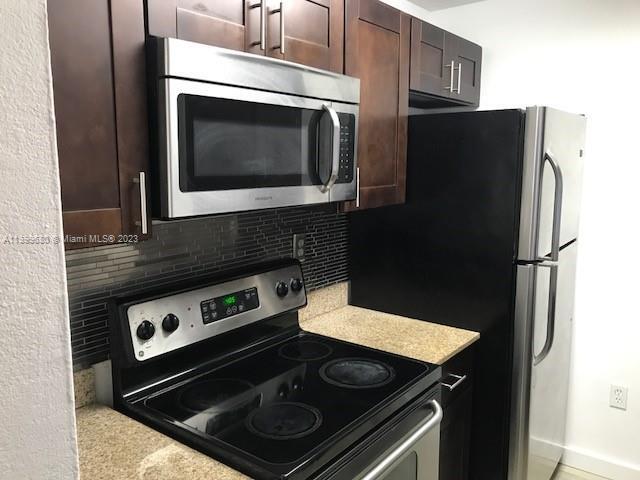 Foto del edificio - 7125 NW 186th St