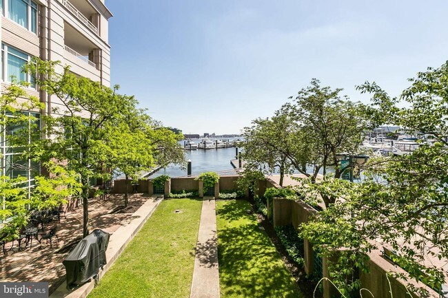 Foto del edificio - 100 Harborview Dr