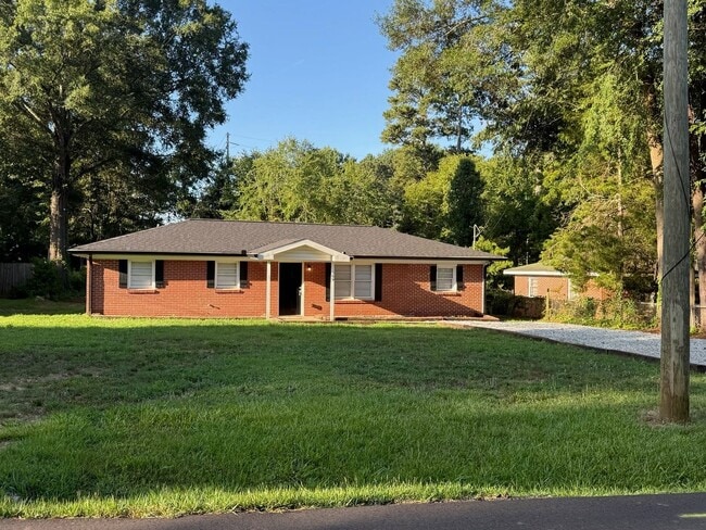 Building Photo - Charming 4 Bedroom Home located in Histori...