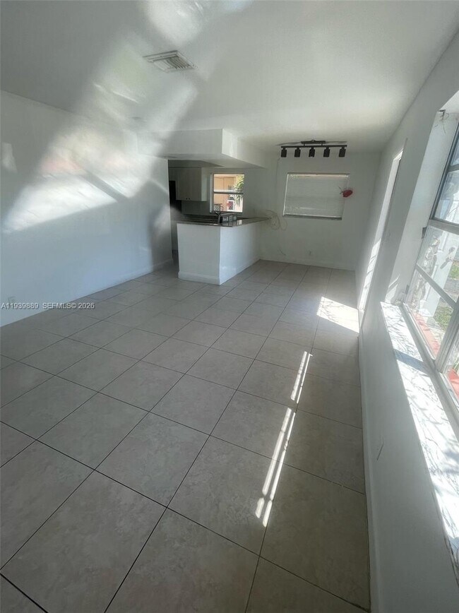 Foto del edificio - 7941 SW 10th St