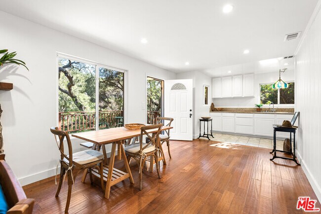 Foto del edificio - 800 N Topanga Canyon Blvd