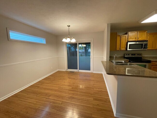 Foto del edificio - Spacious 3-Bed, 2.5-Bath Home – All Seasons Room, Loft, and Fully Fenced Backyard