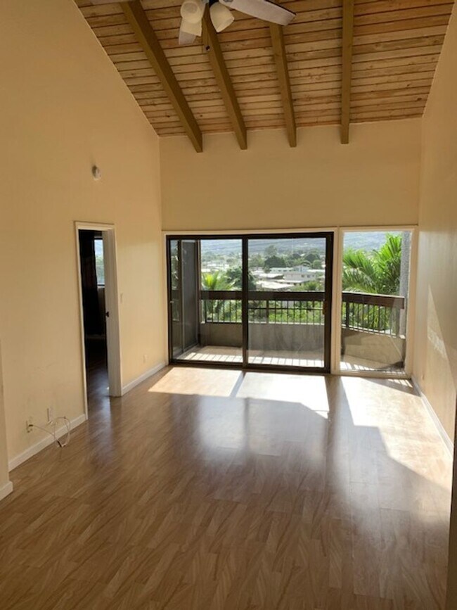 Foto del edificio - Quiet Mountain View Unit $2,900 2bd, 2ba, 2park; 3rd floor walk up