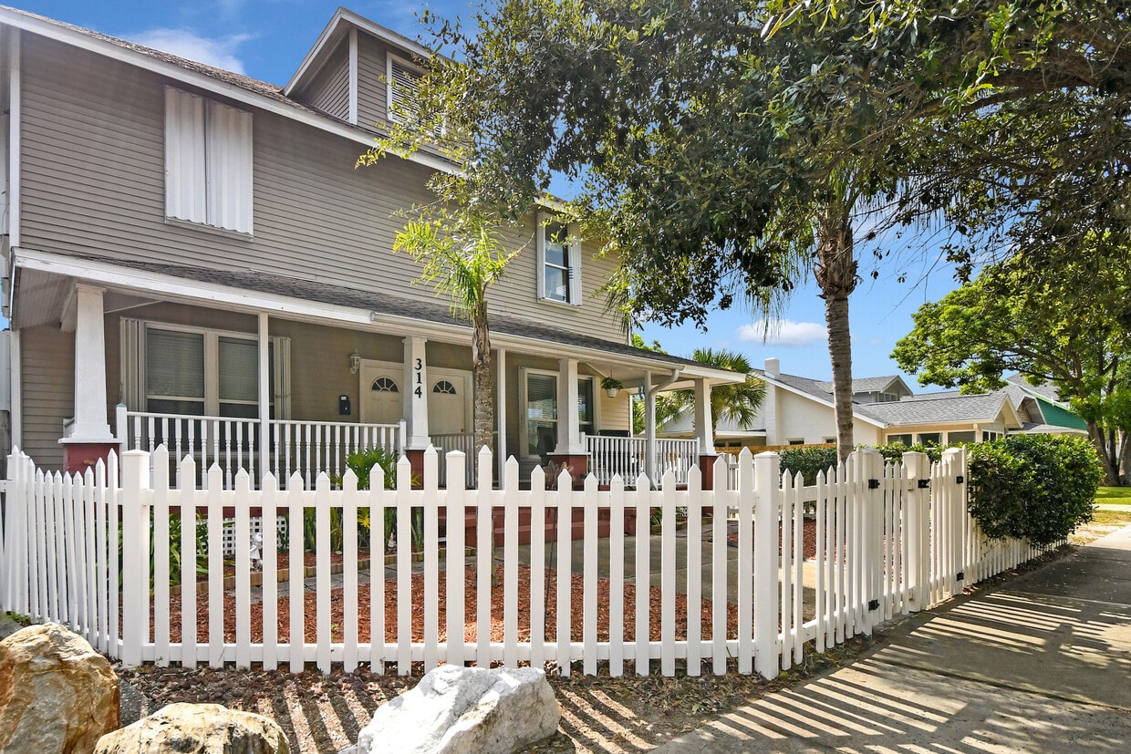 314 S Orange St, New Smyrna Beach, FL 32168 Townhome Rentals in New