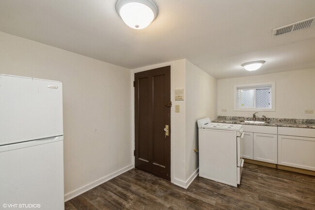 Foto del edificio - 4936 W Jackson Blvd