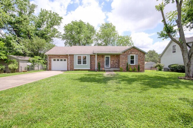Foto del edificio - Charming Ranch Style Home with Hardwood Flooring Within Minutes to Fort Campell
