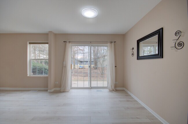 Foto del edificio - 2421 Stoughton Cir