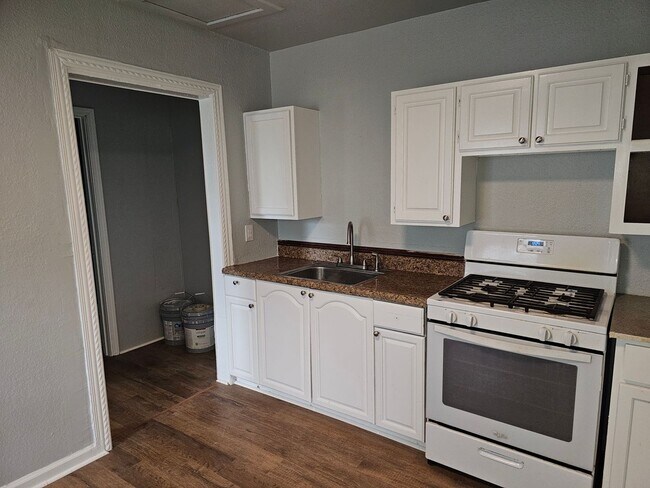 Foto del edificio - Remodeled 1 bedroom 1 bath  50% off first ...