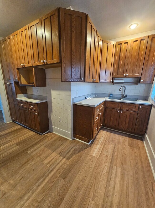 Foto del edificio - There is a $25 fee per application and everyone over 18 needs to fill out their own application.