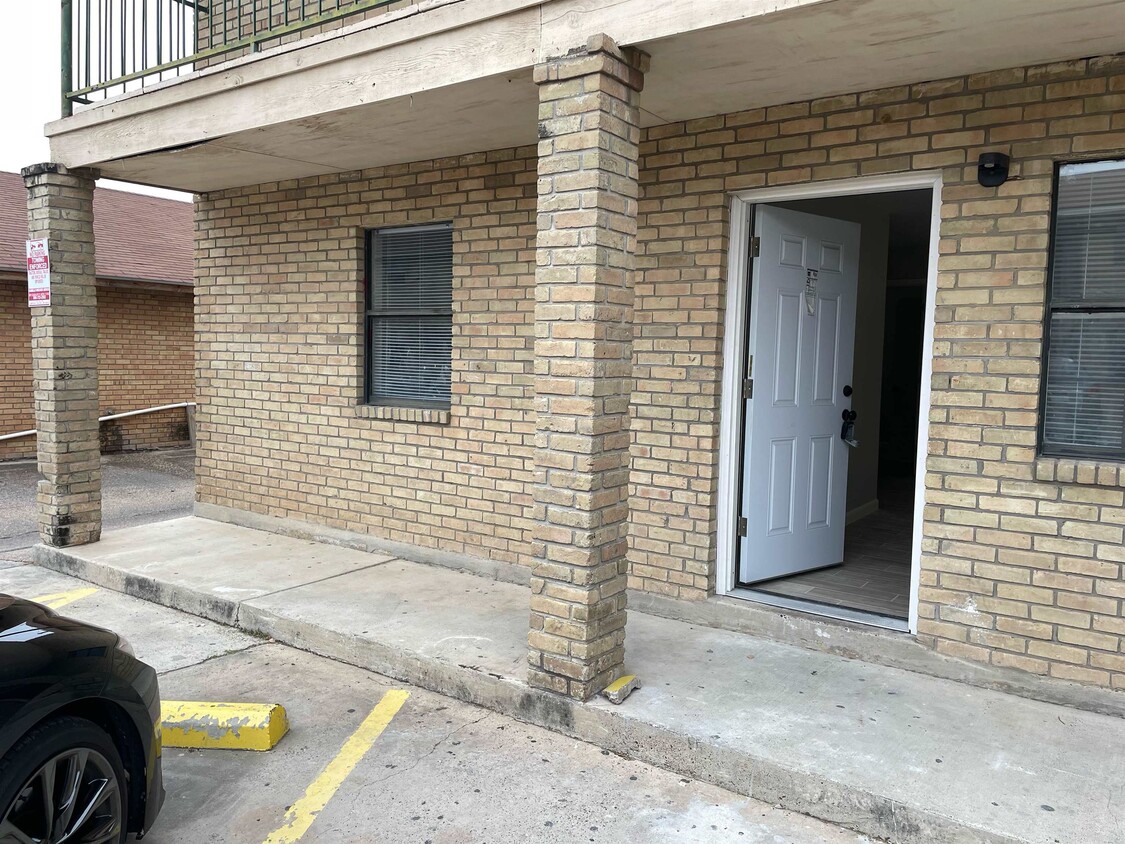Primary Photo - 3001 E Price St