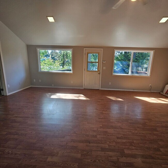 Building Photo - Beautiful lake front 3 bedroom home