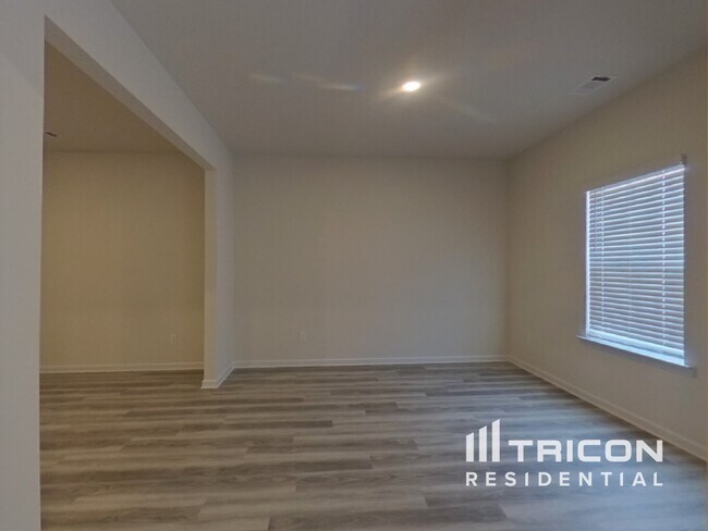 Building Photo - 928 Hesston Dr