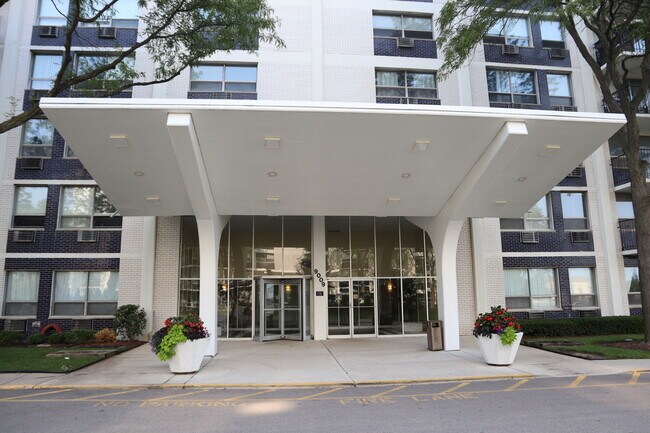Foto del edificio - 9009 Golf Rd