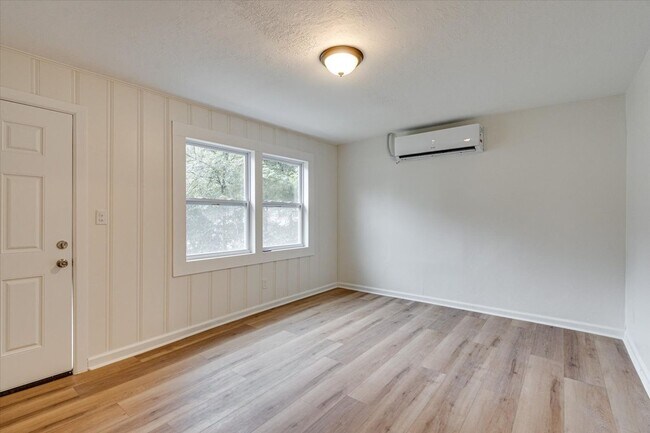 Building Photo - 105 S Howell Ave