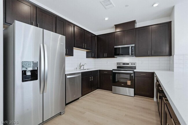 Foto del edificio - 8667 Luxuriant Ave