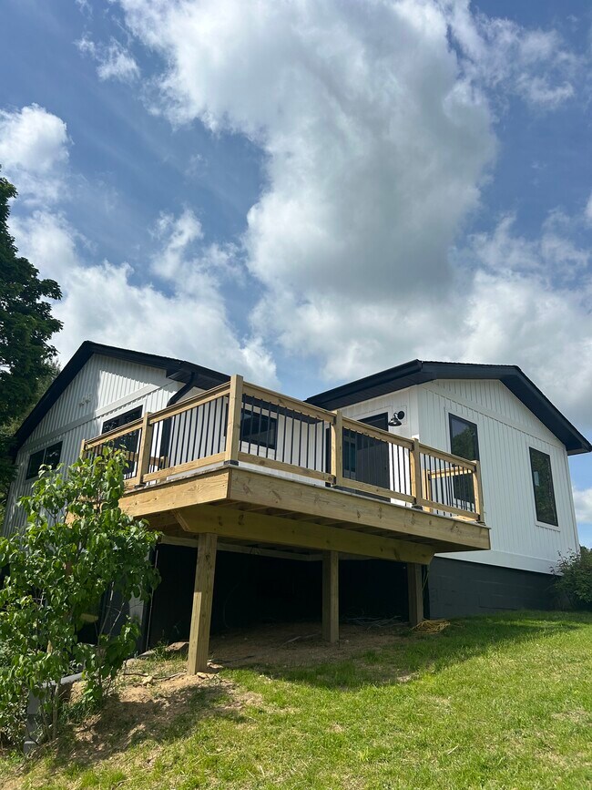 Cubierta - 8481 Blackman Rd