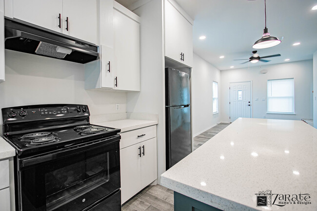 Building Photo - 405 Lion's Villa AV