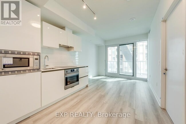 Building Photo - 230 Simcoe St