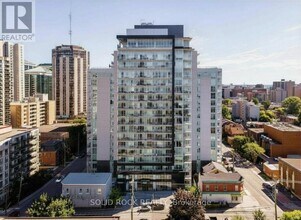 Building Photo - 255 Bay St