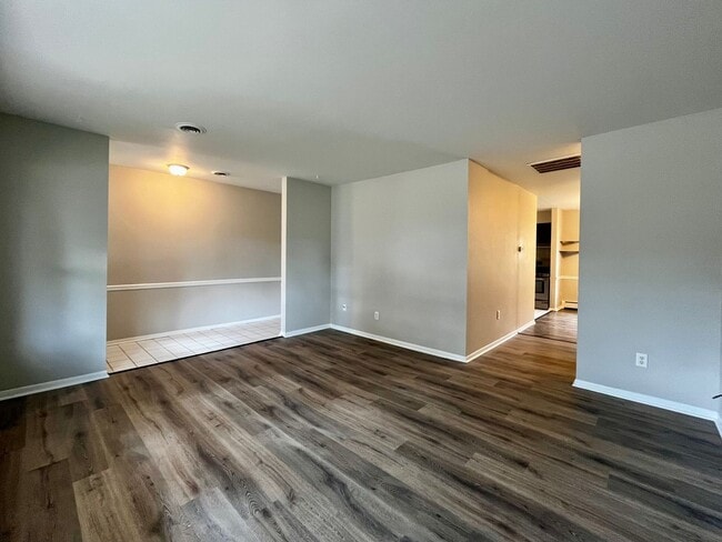 Building Photo - 6423 Ashbrook Dr