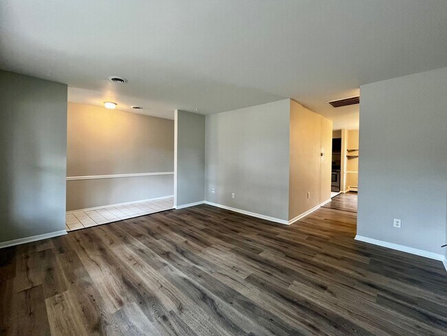 Foto del edificio - 6423 Ashbrook Dr