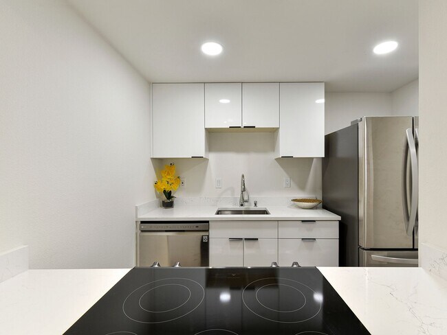Foto del edificio - Available Now! Like-New Top Floor Beautifu...