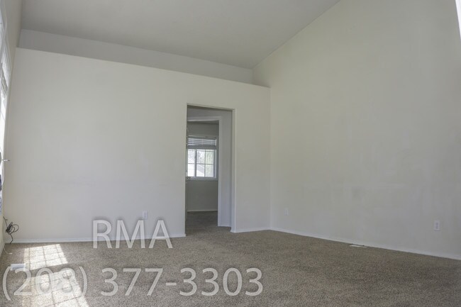 Building Photo - 3 Bedroom Duplex in Caldwell
