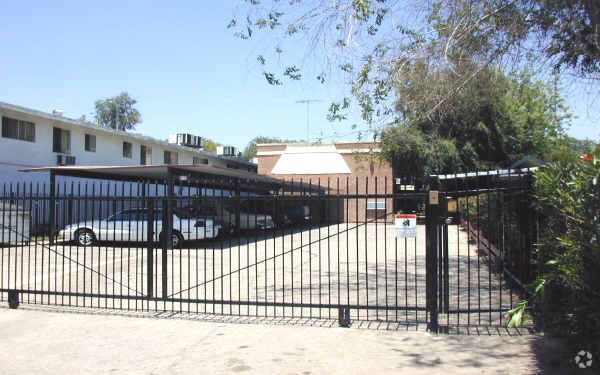 Building Photo - 368 E 17th St