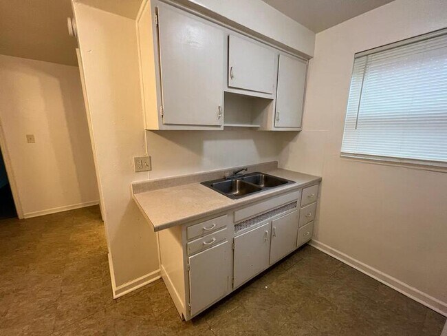 Foto del edificio - 246 Basswood Ave
