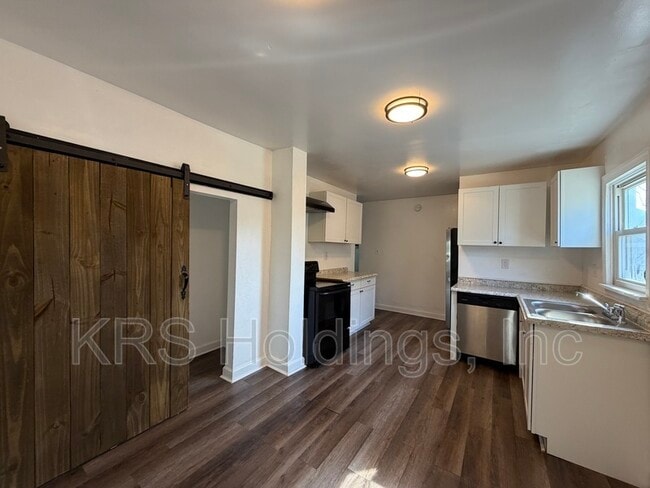 Building Photo - 933 Wolcott Ave