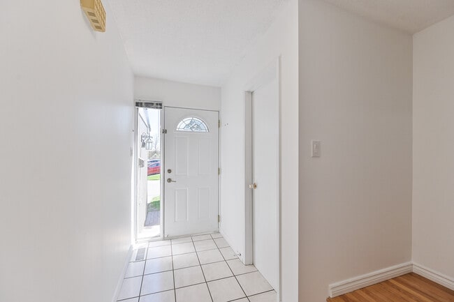 Building Photo - 3500 Glen Erin Dr