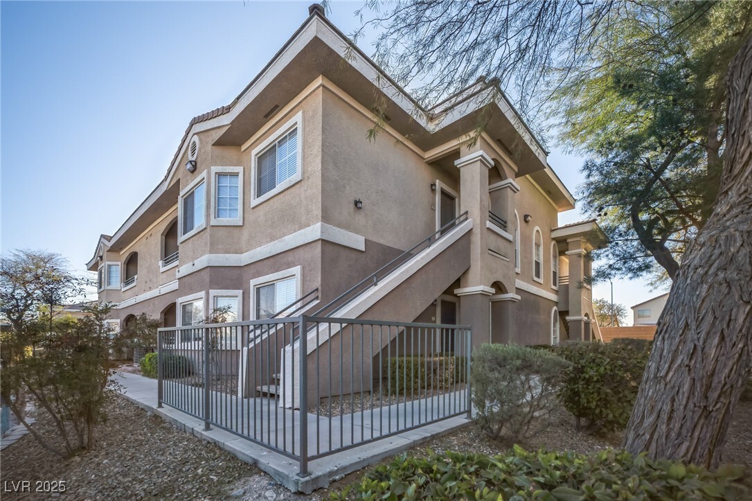 Foto principal - 9330 W Maule Ave