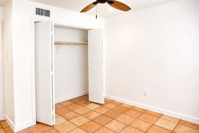 Foto del edificio - 2744 Briarhurst Dr