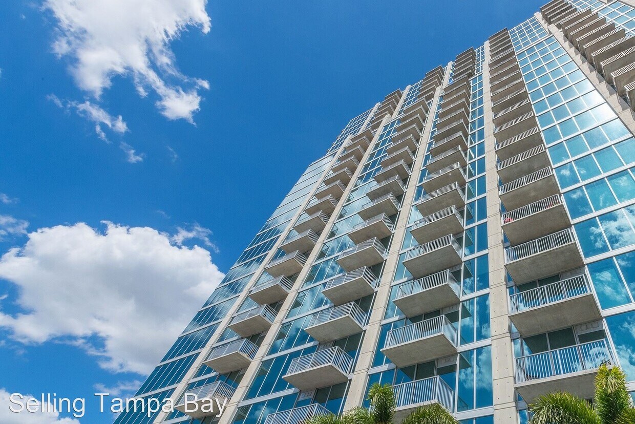 Foto principal - 777 N Ashley Dr