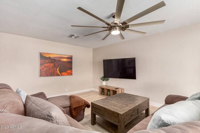 Foto del edificio - 2626 N 69th Pl