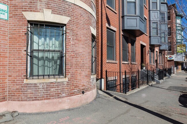Building Photo - 877 Harrison Ave