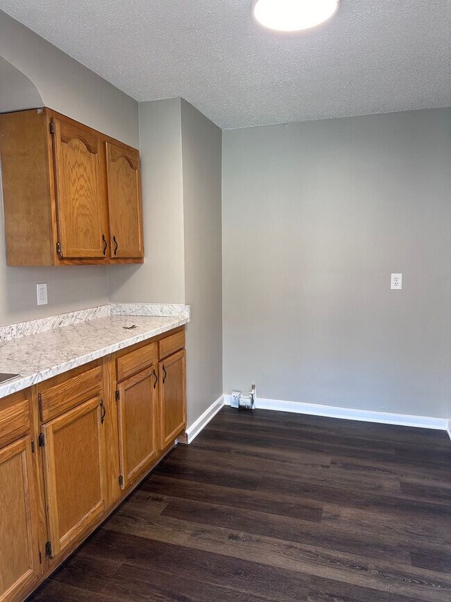 Building Photo - Updated 2 Bedroom House