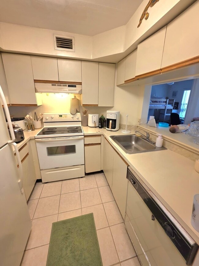 Foto del edificio - 4709 Lucerne Lakes Blvd E