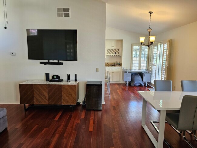 Foto del edificio - 1393 Snead St